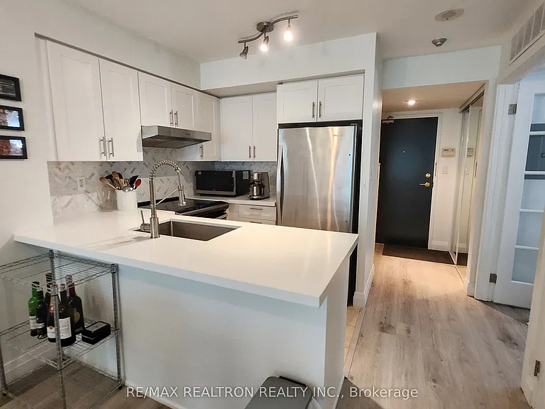 230 King St E #511 — Photo 10
