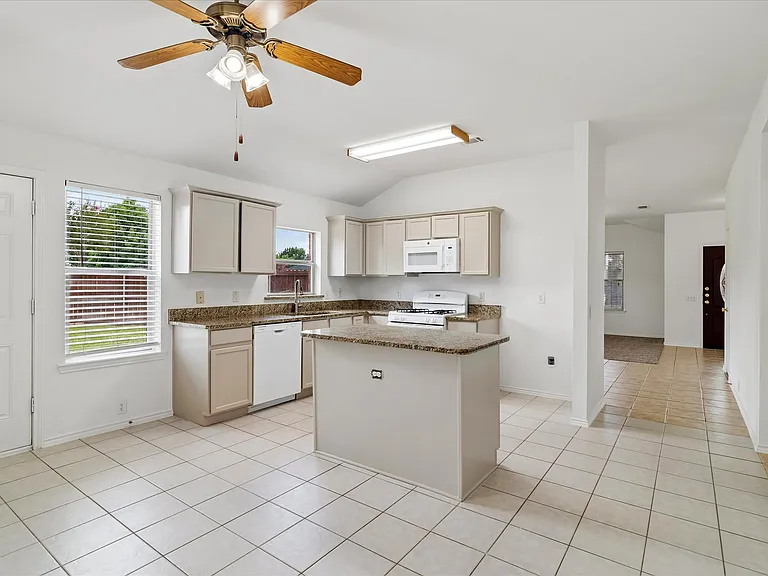 3300 Creekwood Dr — Photo 7