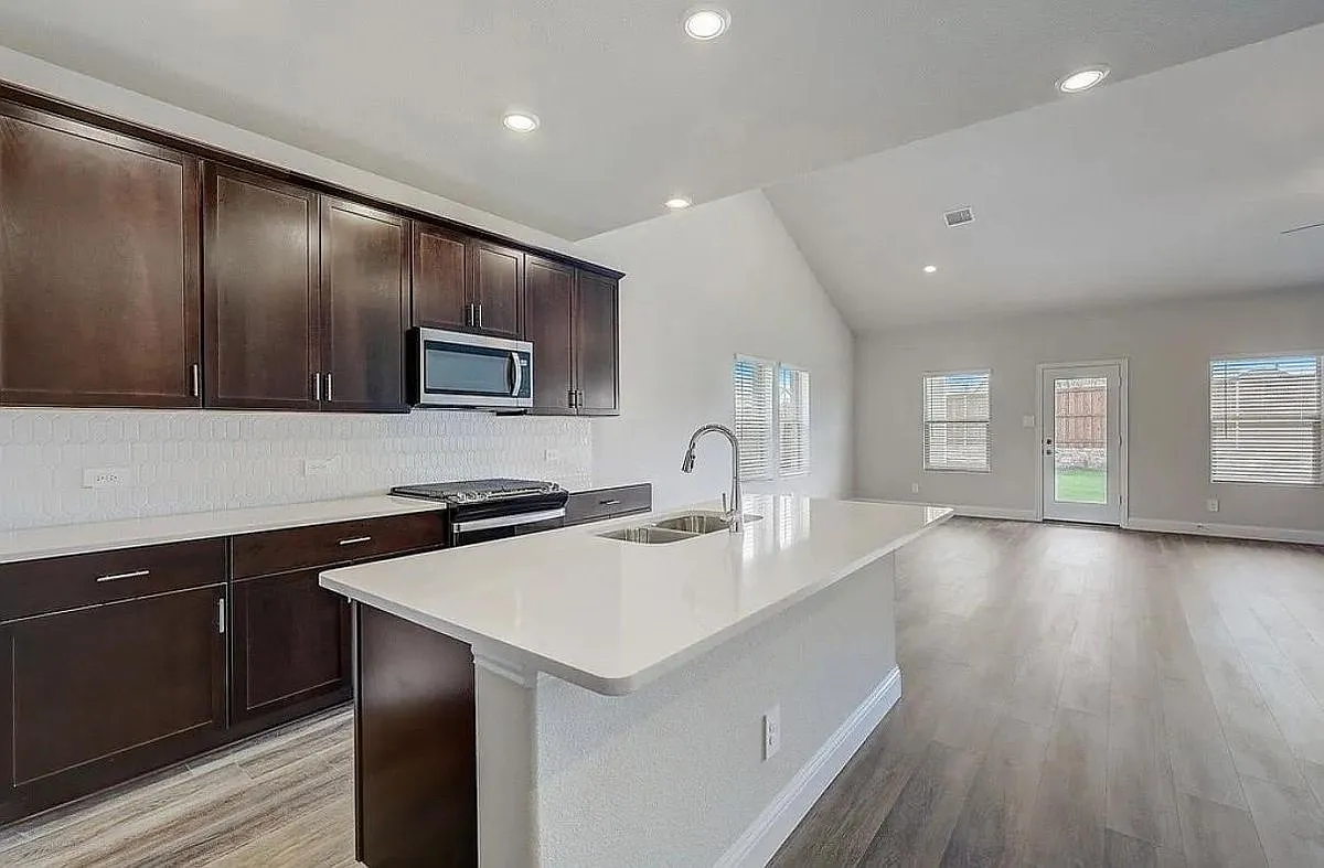 5 bed, 3.0 bath, 3060 sqft, $3,100 — Photo 2