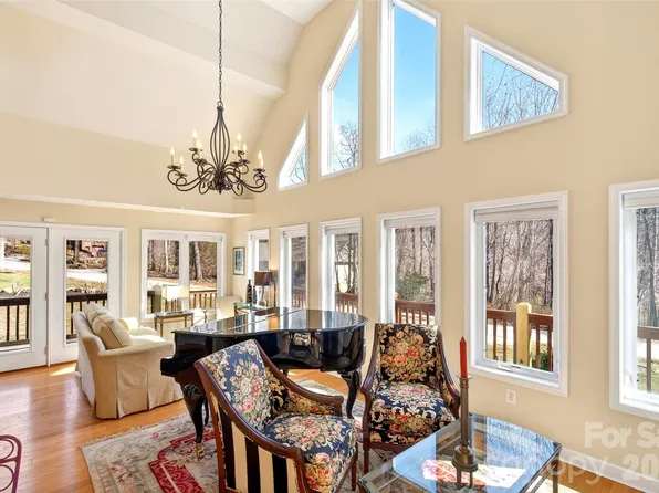 741 Blue Ridge Dr N, Marion, NC 28752