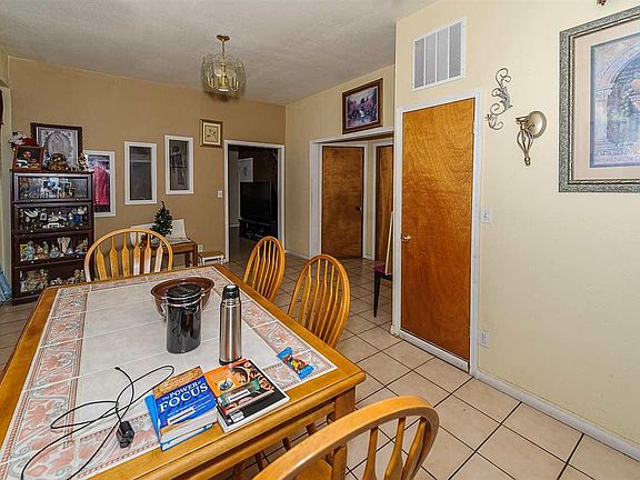 3rd image of 406 W Sylvester St