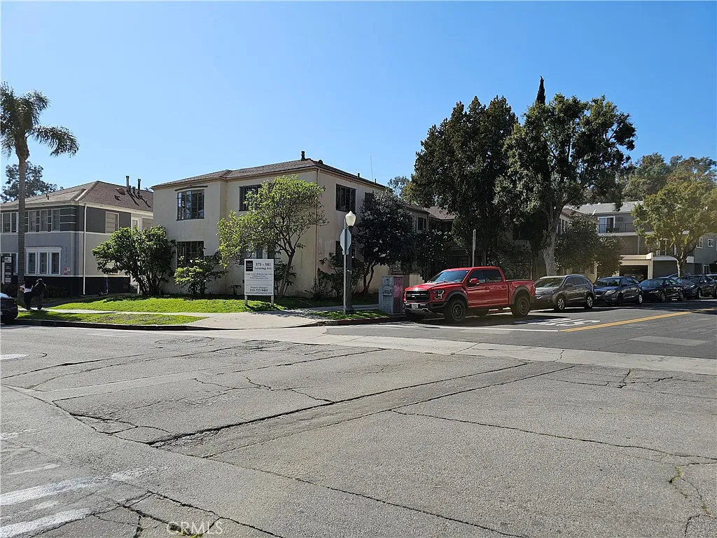 2 bed, 700 sqft, $3,500 — Photo 1