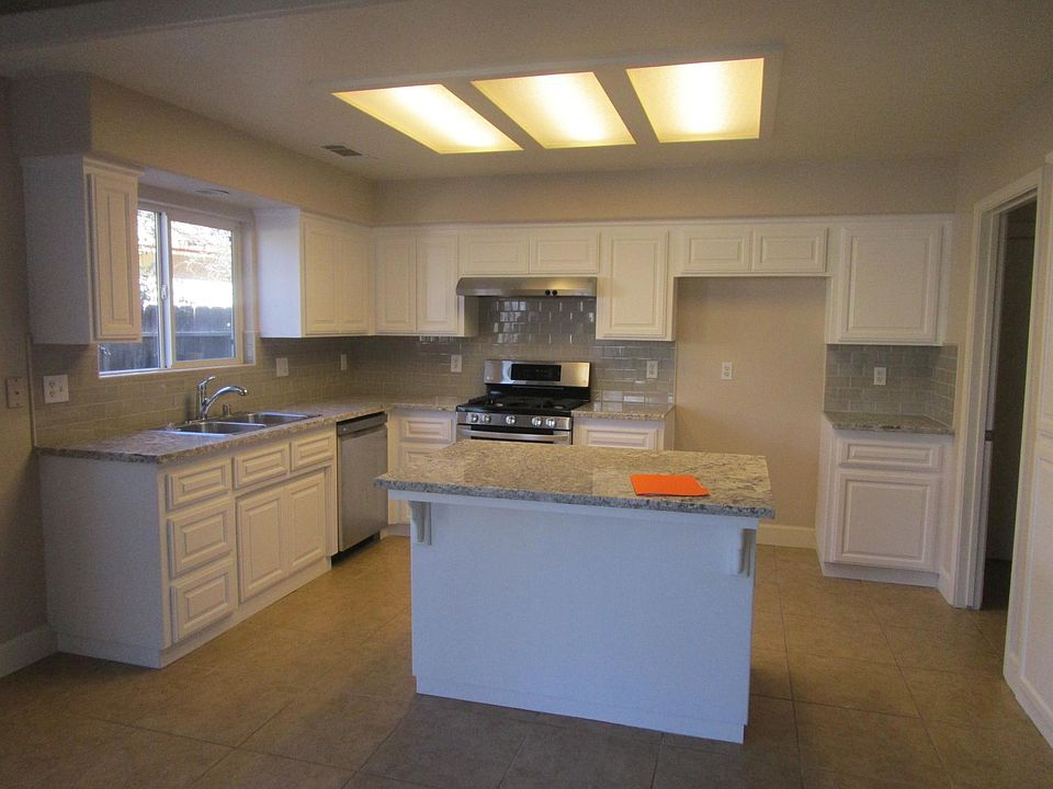 1st image of 586 Kent Dr