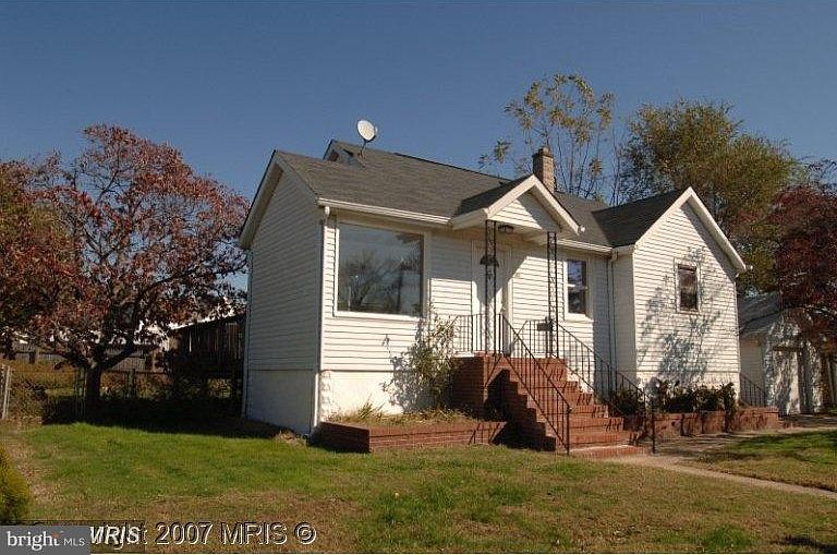 1st image of 302 Bayside Dr