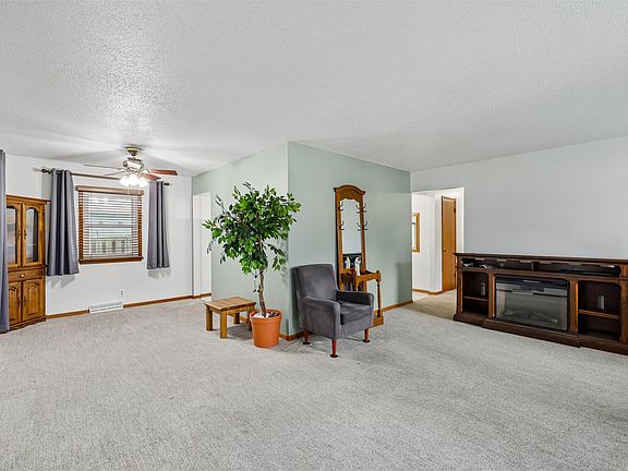 4th image of 3918 E Douglas Ave