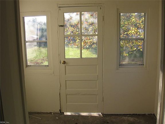 5th image of 902 S Church St