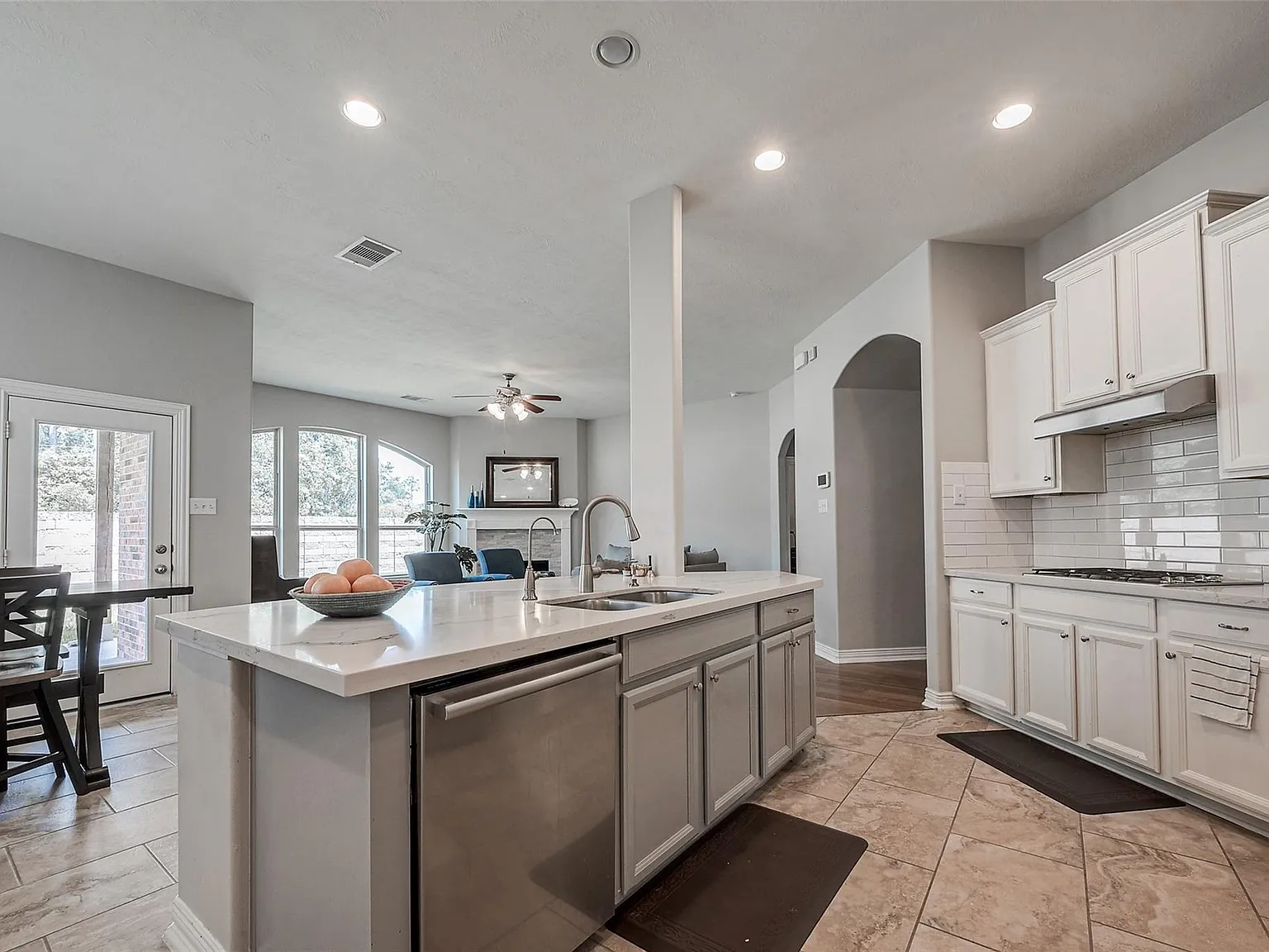 4 bed, 3.5 bath, 3357 sqft, $3,500 — Photo 2