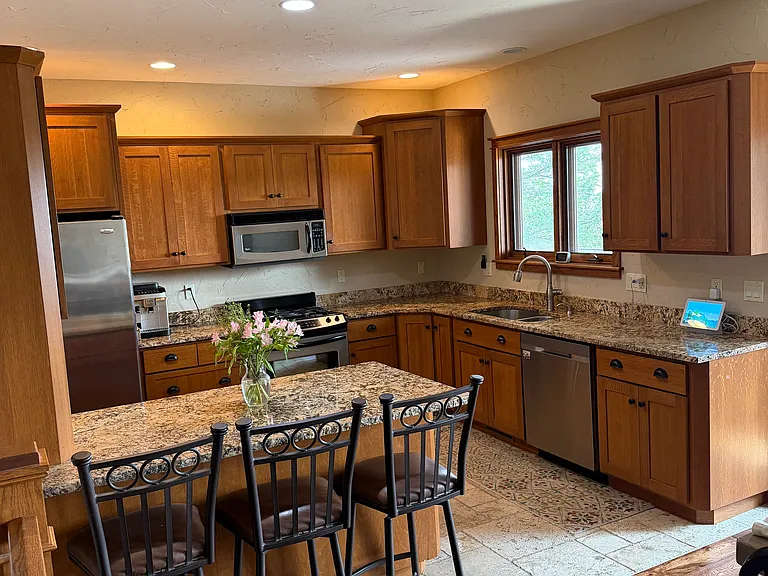 1121 Regency Ct — Photo 3