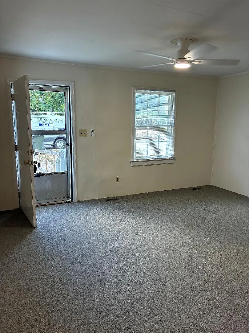 903 Lodge Street - B — Photo 3
