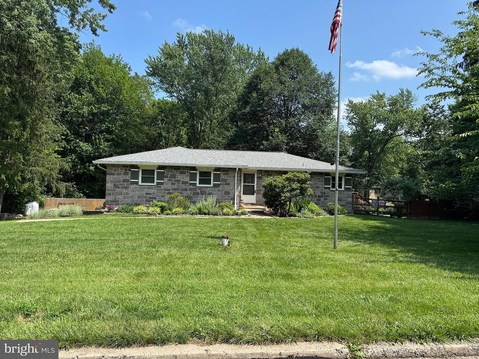 House on the hill セット売り 83 Rolling Hills Dr, Holland, PA 18966 | Zillow