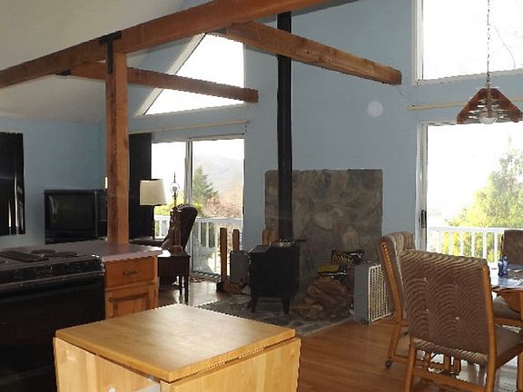 3rd image of 427 Mountain Dr N