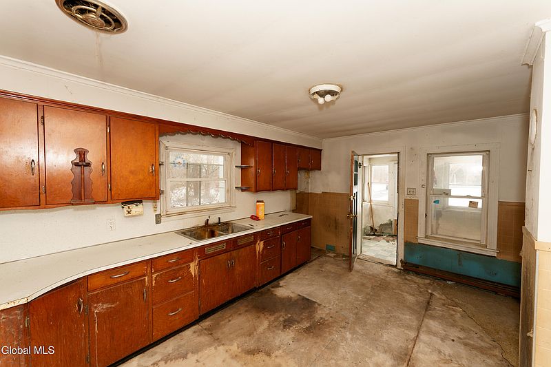 4th image of 123 Hagaman Avenue