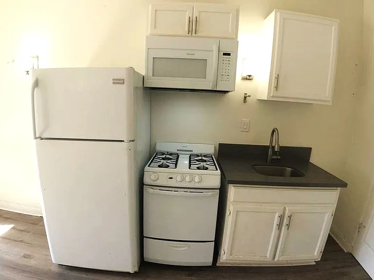 654 S Dunsmuir Ave — Photo 4
