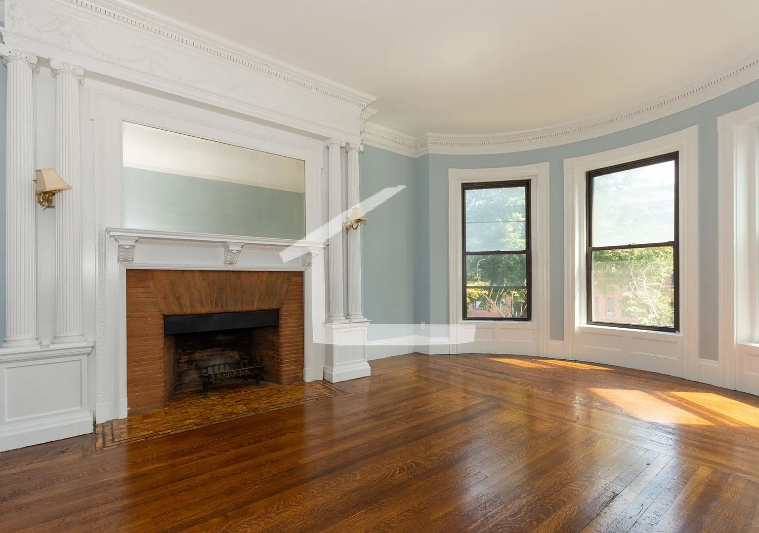 Nicely renovated 3 bed right next to Kenmore Square and BU! — Photo 3