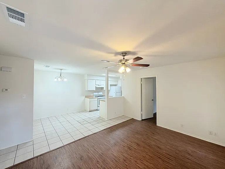 405 Parkhill Cv — Photo 3
