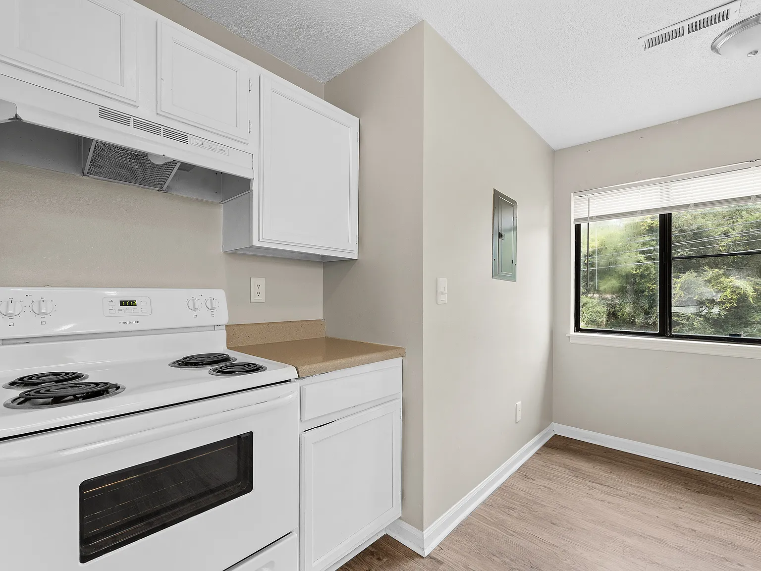 Central Oaks Apartments — Photo 1