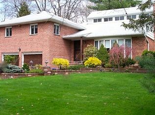 89 Lake Dr, New Hyde Park, NY 11040