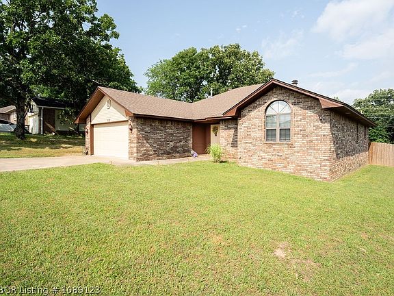 3rd image of 775 Laurel Dr