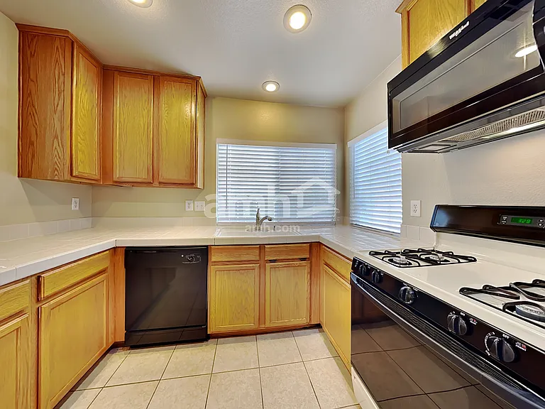 909 Ortega Hill Ln — Photo 3