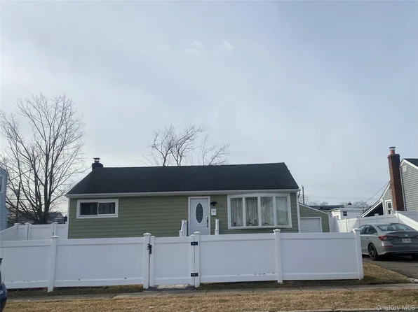 15 Penndale Drive, Amityville, NY 11701