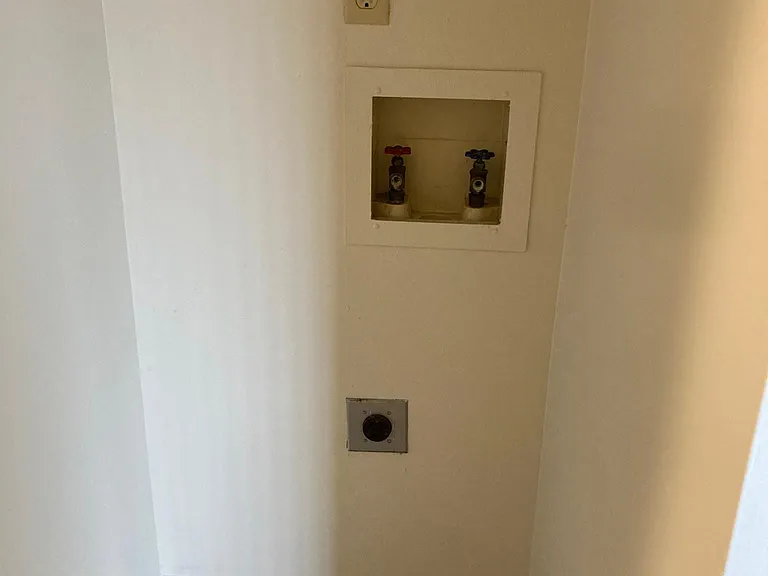 Grandin Club Apartments — Photo 17