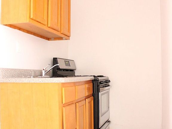 2nd image of 870 Dekalb Ave #2R