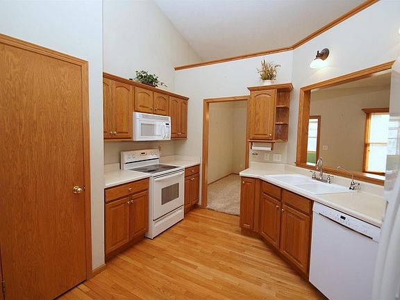 4th image of 5321 Friendship Dr