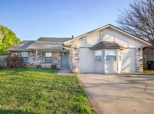 616 NE 14th St, Moore, OK 73160