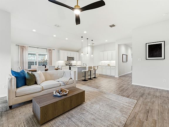 5th image of 635 Frio Ln