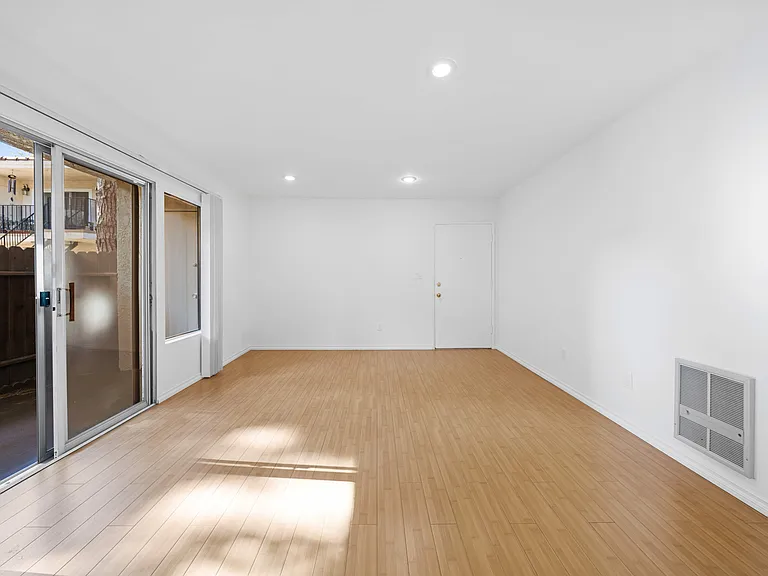 Los Patos Apartments — Photo 27