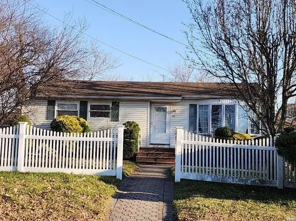 16 Booker Boulevard, Amityville, NY 11701