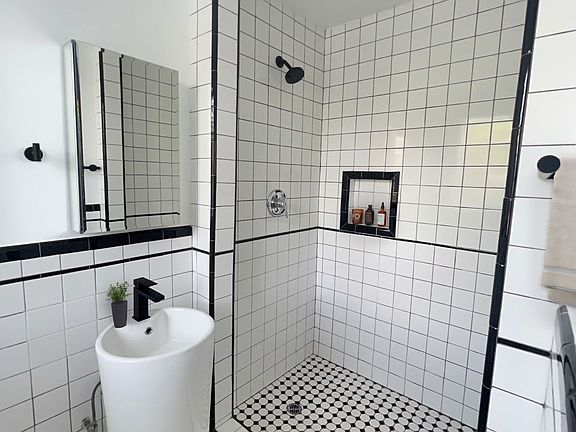5th image of 160 S Gramercy Pl APT 302