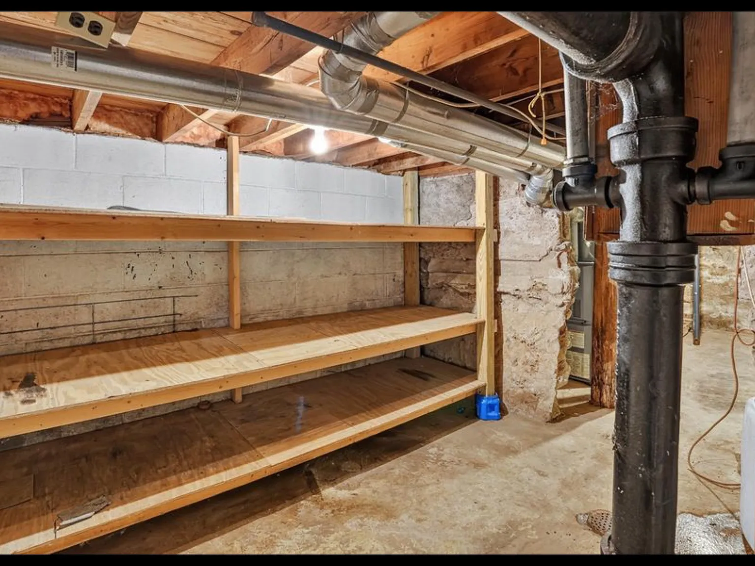 204 Noble St — Photo 4