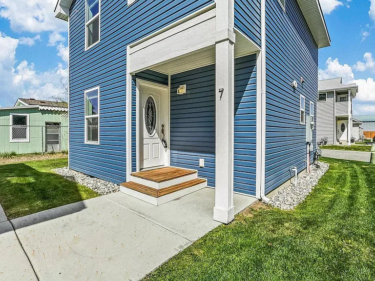 7125 N Crestline St #7 — Photo 1