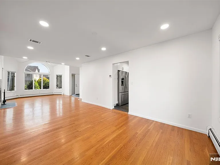 408 Dogwood Ct — Photo 9