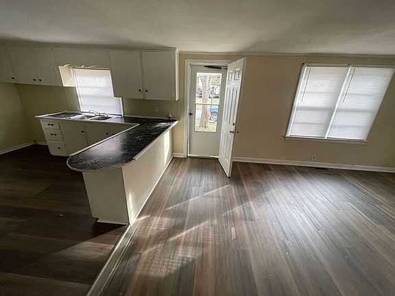 4th image of 1902 Parkdale Ave