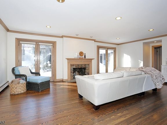 4th image of 28 Bear Mountain Rd