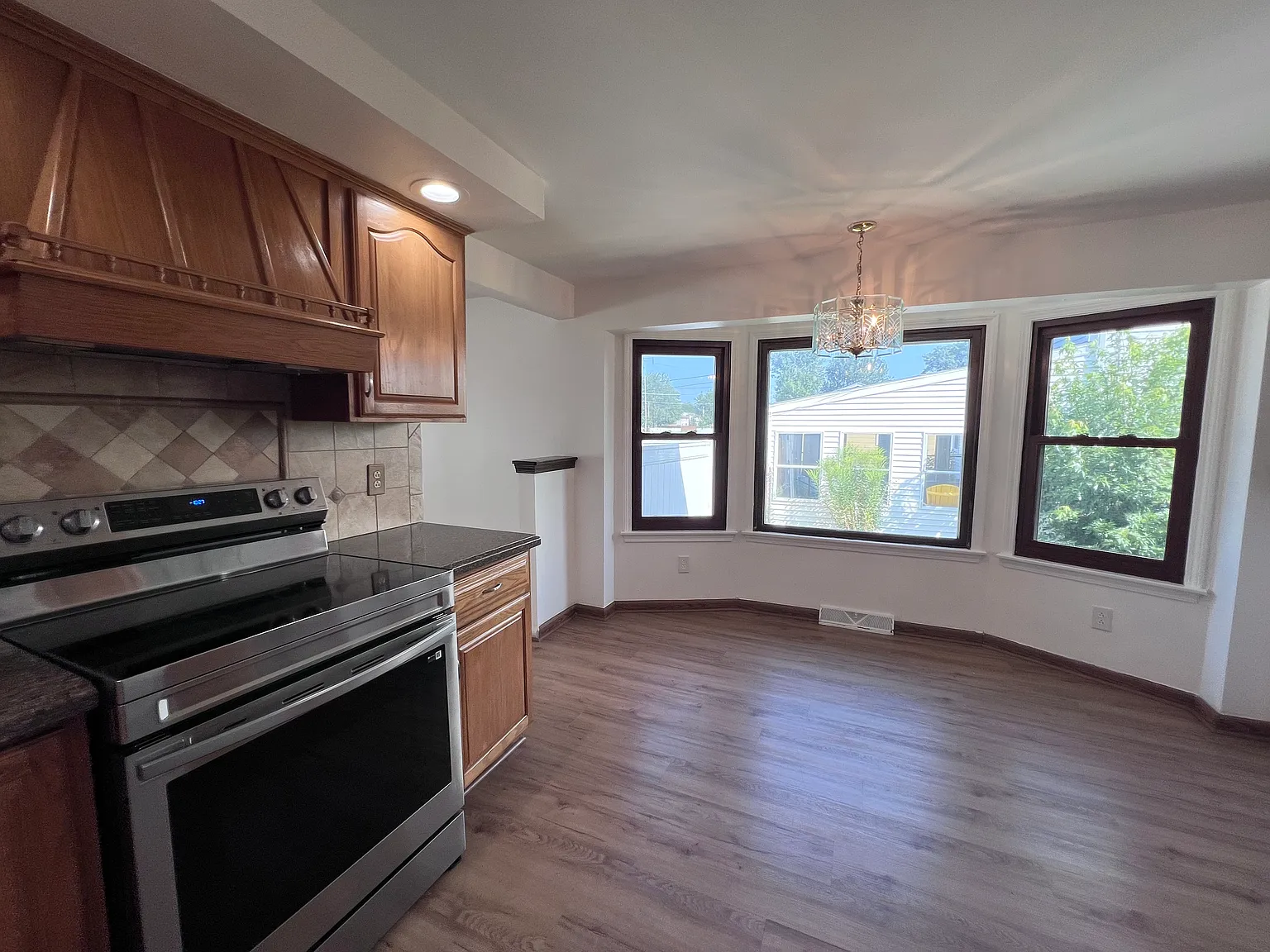 3 bed, 1.5 bath, 1639 sqft, $2,500 — Photo 3