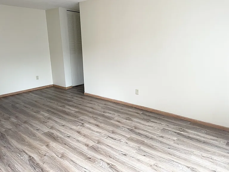 Oak Hills Apartments — Photo 10