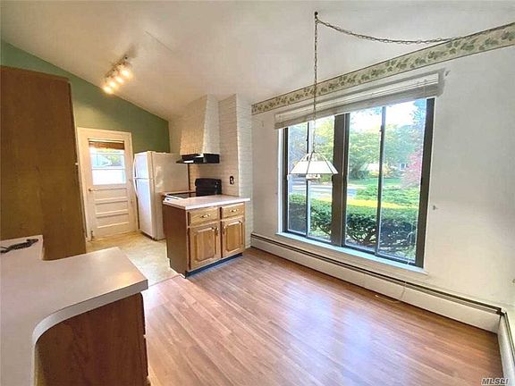 3rd image of 8 Jewel Dr
