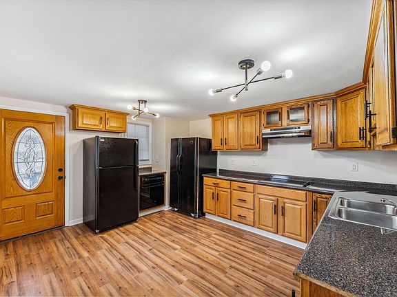 3rd image of 76 E 11th Ave