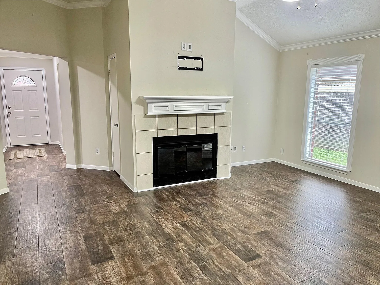 3 bed, 2.0 bath, 1675 sqft, $2,250 — Photo 2