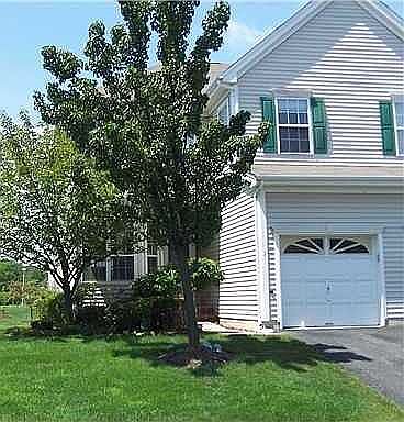 End Unit * HUGE TOWNHOUSE *BASEMENT*GAR* 
