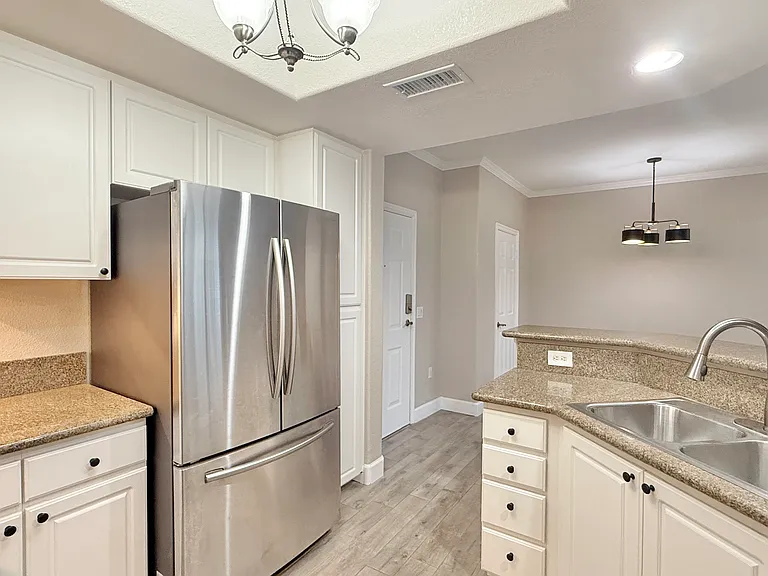 9263 Regents Rd #B105 — Photo 5