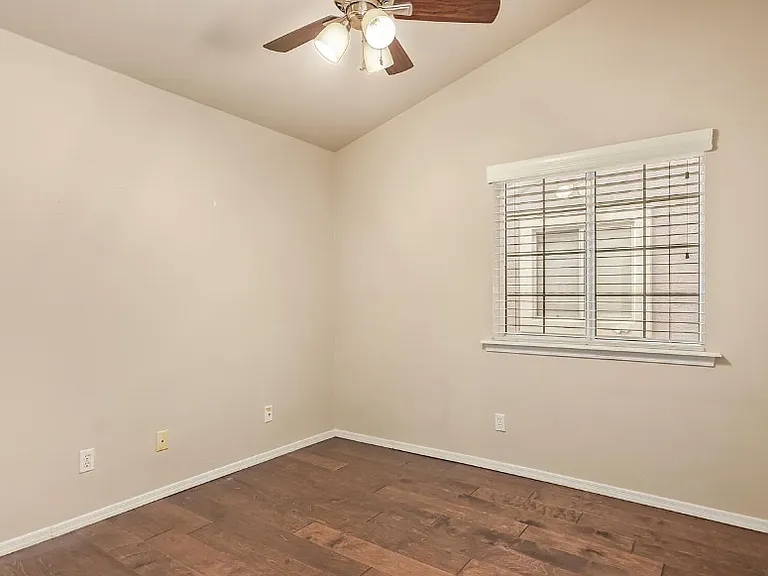 517 S Paradise Dr — Photo 17