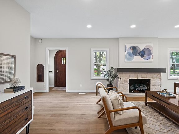 5th image of 2708 Chowen Ave S