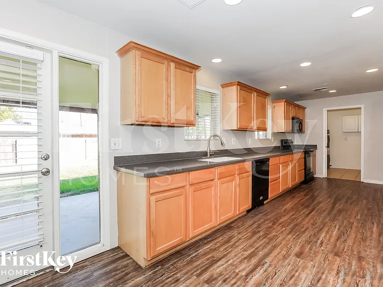 1010 W 4th Pl — Photo 5