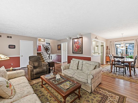 5th image of 902 Old Orchard Rd