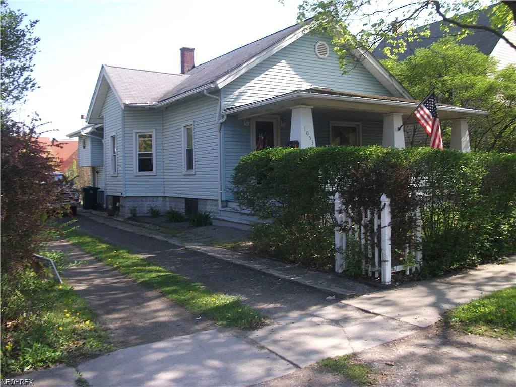 1053 Woodland St NE photo 1