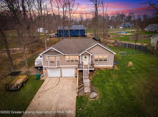 10432 Oakridge Dr, Perrinton, MI 48871